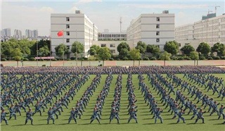 《向解放軍學做好員工》 《向解放軍學做好員工》